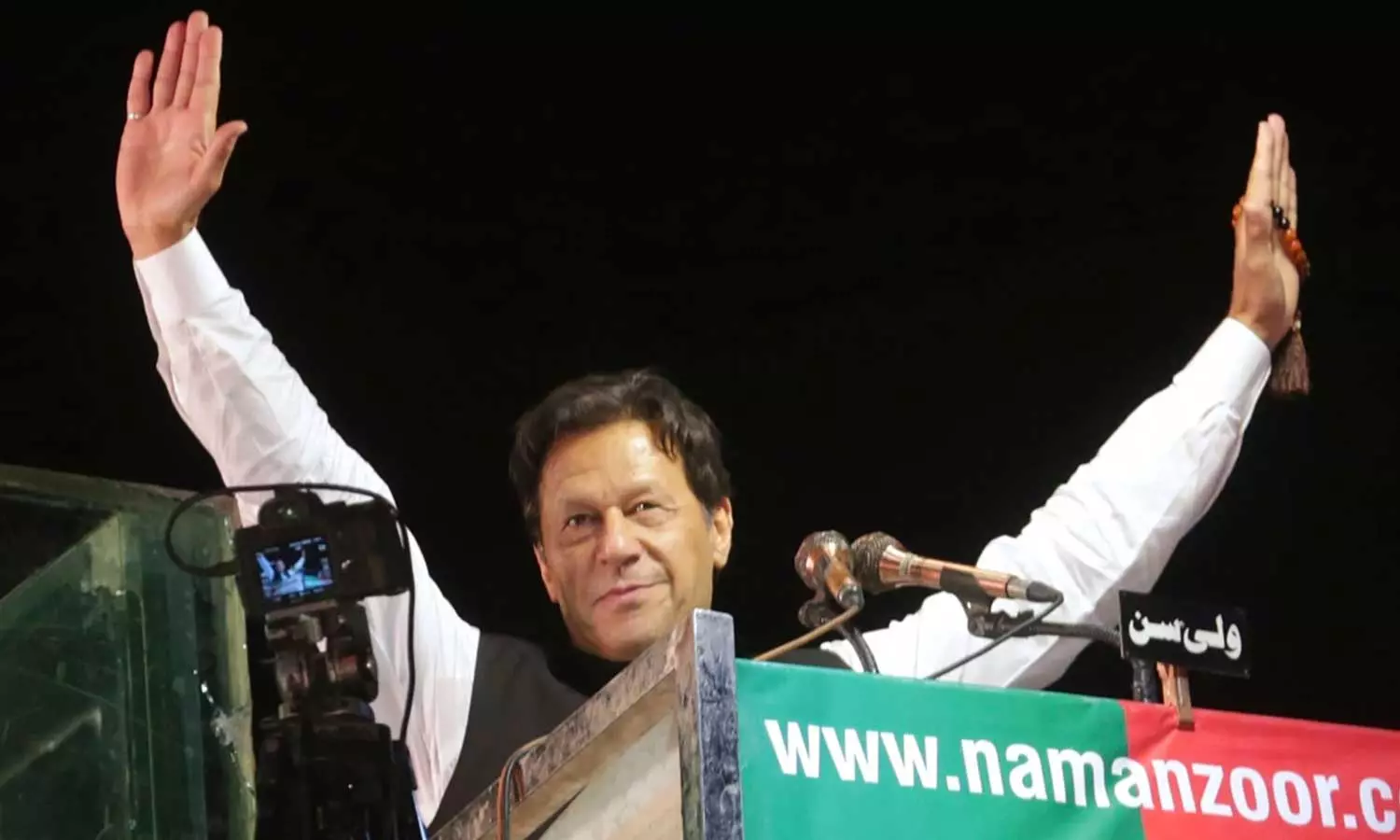 ഇമ്രാൻ ഖാനെതിരെ  ഭീകരവിരുദ്ധ നിയമം ചുമത്തി, അറസ്റ്റ് ചെയ്യാൻ നീക്കം; പ്രതിരോധമൊരുക്കി പ്രവർത്തകർ