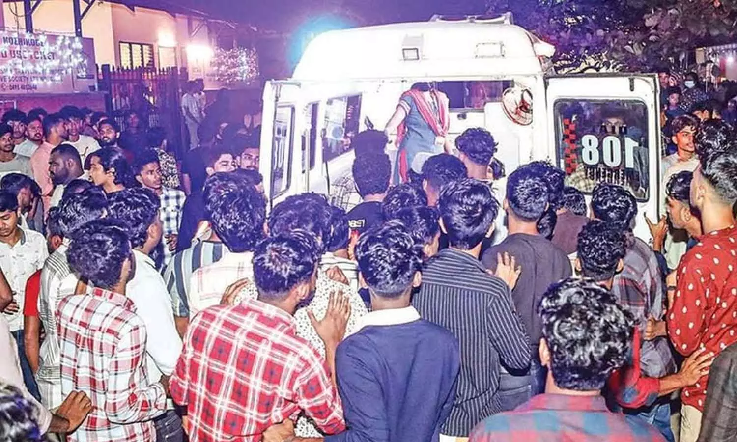 കോഴിക്കോട് ബീച്ചിലെ സംഘർഷം: ഒരാൾ അറസ്റ്റിൽ, പരിപാടിയുടെ സംഘാടകർക്കെതിരെയും കേസ് കോഴിക്കോട് ബീച്ചിലെ സംഘർഷം: ഒരാൾ അറസ്റ്റിൽ, പരിപാടിയുടെ സംഘാടകർക്കെതിരെയും കേസ്