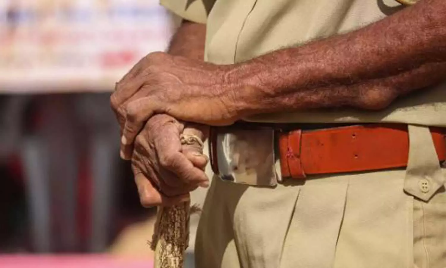 കൊലക്കേസ് പ്രതിക്ക് കാമുകിയോടൊപ്പം ലോഡ്ജിൽ ചെലവഴിക്കാൻ സൗകര്യമൊരുക്കി, കാവലിന് പൊലീസും; ഉദ്യോഗസ്ഥർക്കെതിരെ നടപടി കൊലക്കേസ് പ്രതിക്ക് കാമുകിയോടൊപ്പം ലോഡ്ജിൽ ചെലവഴിക്കാൻ സൗകര്യമൊരുക്കി, കാവലിന് പൊലീസും; ഉദ്യോഗസ്ഥർക്കെതിരെ നടപടി