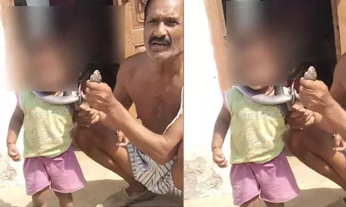 യുപിയിൽ വിഷപ്പാമ്പിനെ കഴുത്തിലിട്ട് അഭ്യാസം കാണിച്ച വ്യക്തി അതേ പാമ്പിന്റെ കടിയേറ്റു മരിച്ചു യുപിയിൽ വിഷപ്പാമ്പിനെ കഴുത്തിലിട്ട് അഭ്യാസം കാണിച്ച വ്യക്തി അതേ പാമ്പിന്റെ കടിയേറ്റു മരിച്ചു