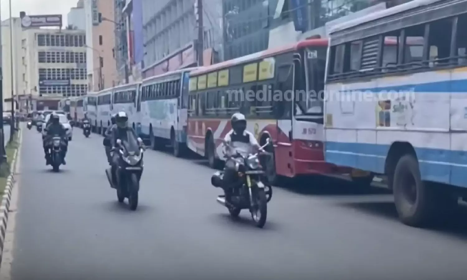 ഡീസലടിക്കാൻ കൂട്ടത്തോടെ എത്തി കെഎസ്ആർടിസി ബസുകൾ; റോഡിൽ നീണ്ടനിര