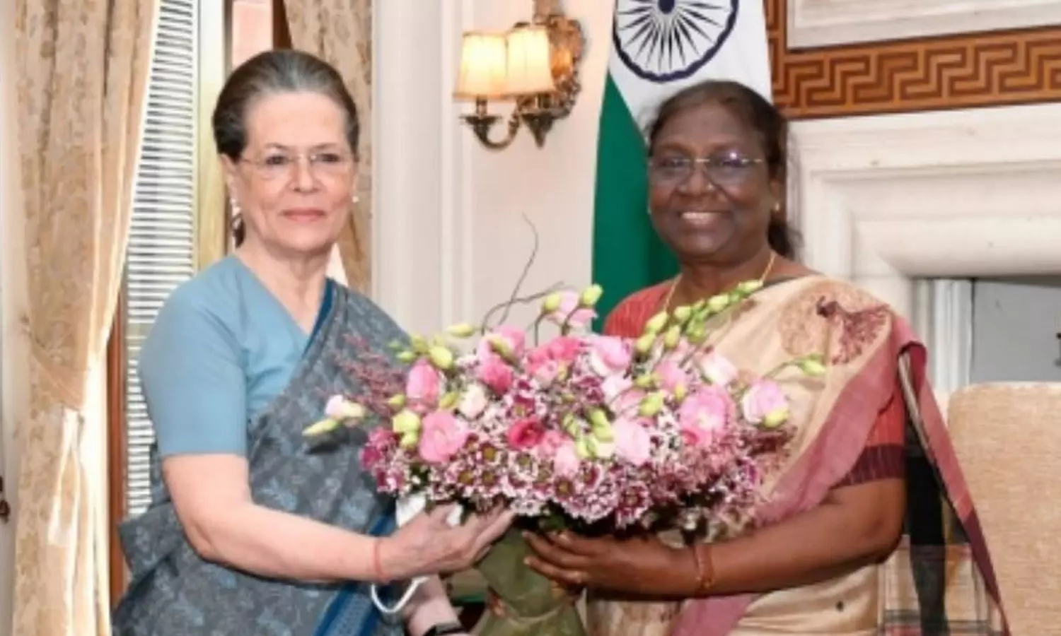 സോണിയ ഗാന്ധി രാഷ്ട്രപതിയുമായി കൂടിക്കാഴ്ച നടത്തി സോണിയ ഗാന്ധി രാഷ്ട്രപതിയുമായി കൂടിക്കാഴ്ച നടത്തി