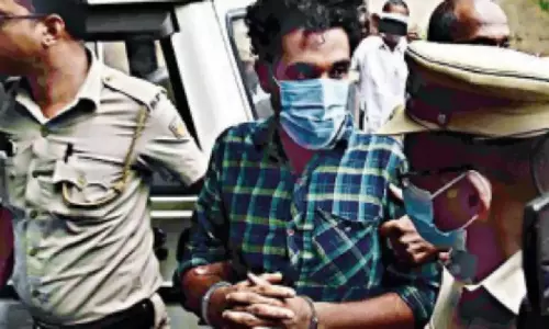 കാക്കനാട്  ഫ്ലാറ്റ് കൊലപാതക കേസ്; അർഷാദിനെ തെളിവെടുപ്പിനായി കാസർകോട്ടേക്ക് കൊണ്ടുപോയി