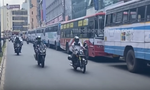 ഡീസലടിക്കാൻ കൂട്ടത്തോടെ എത്തി കെഎസ്ആർടിസി ബസുകൾ; റോഡിൽ നീണ്ടനിര