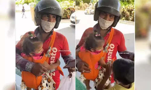  ഈ അച്ഛനാണ് യഥാർത്ഥ ഹീറോ; രണ്ടുമക്കളെയും ചേർത്ത് പിടിച്ച് ജോലിക്കെത്തിയ സൊമാറ്റോ ഡെലിവറി ജീവനക്കാരന് അഭിനന്ദന പ്രവാഹം