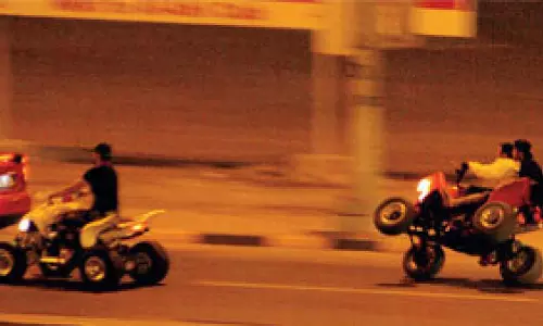 അബൂദബിയിൽ പാലത്തിൽ അപകടകരമാംവിധം ബൈക്ക് സ്റ്റണ്ട്   നടത്തിയ സംഘത്തെ അറസ്റ്റ് ചെയ്തു