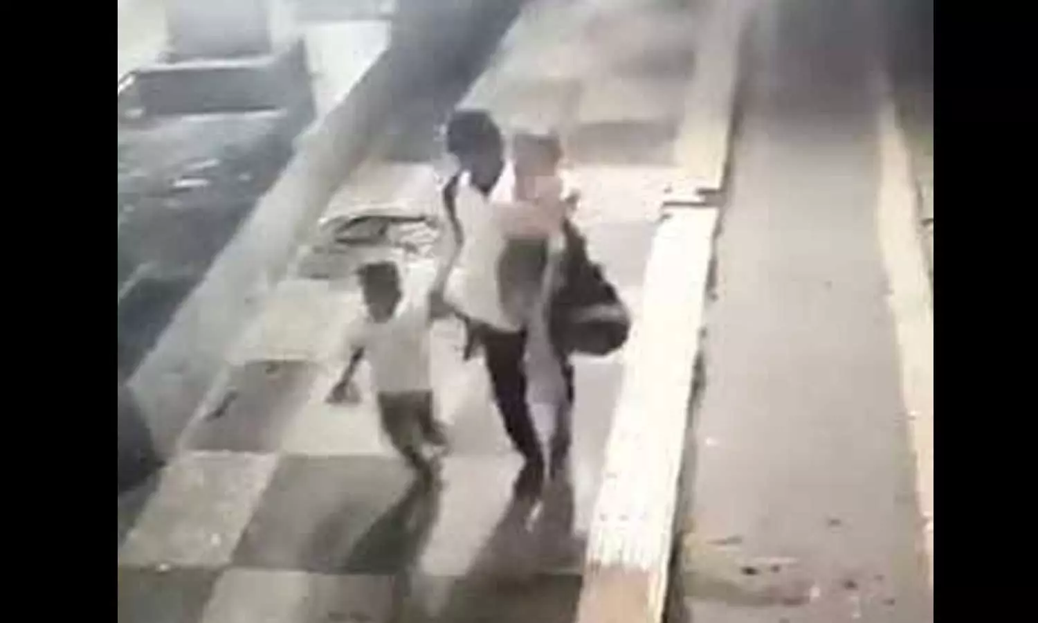 ഉറങ്ങിക്കിടന്ന ഭാര്യയെ ട്രെയിനിന് മുന്നിലേക്ക് തള്ളിയിട്ട് കൊന്ന് ഭർത്താവ് മക്കളുമായി കടന്നു