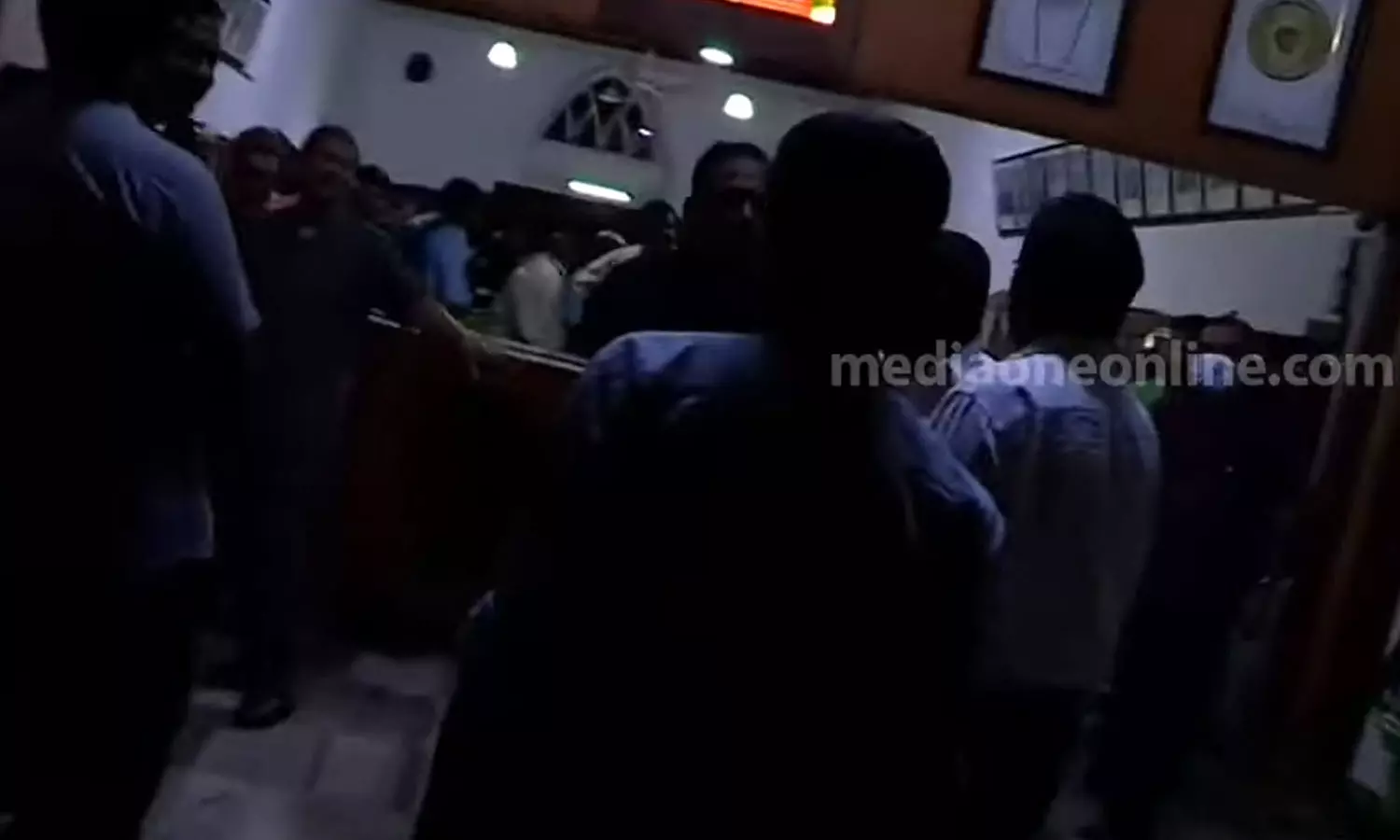 ജനാഭിമുഖ കുർബാന തുടരണം: അങ്കമാലി അതിരൂപത ആസ്ഥാനത്ത് ഉപവാസ സമരം ജനാഭിമുഖ കുർബാന തുടരണം: അങ്കമാലി അതിരൂപത ആസ്ഥാനത്ത് ഉപവാസ സമരം