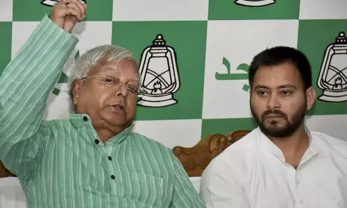 വിശ്വാസ വോട്ടെടുപ്പിന് മുമ്പ് എം.എൽ.എമാരെ ഭയപ്പെടുത്താനാണ് സി.ബി.ഐ റെയ്ഡ്: ആർ.ജെ.ഡി വിശ്വാസ വോട്ടെടുപ്പിന് മുമ്പ് എം.എൽ.എമാരെ ഭയപ്പെടുത്താനാണ് സി.ബി.ഐ റെയ്ഡ്: ആർ.ജെ.ഡി