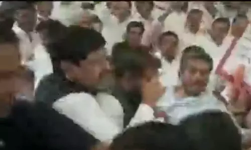 മഹാരാഷ്ട്ര നിയമസഭയ്ക്ക് പുറത്ത് എംഎൽഎമാരുടെ കൂട്ടയടി - വീഡിയോ