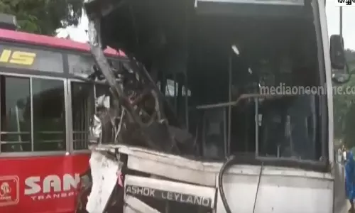 പാലക്കാട് ബസുകൾ കൂട്ടിയിടിച്ച് അപകടം; നിരവധി യാത്രക്കാർക്ക് പരിക്കേറ്റു