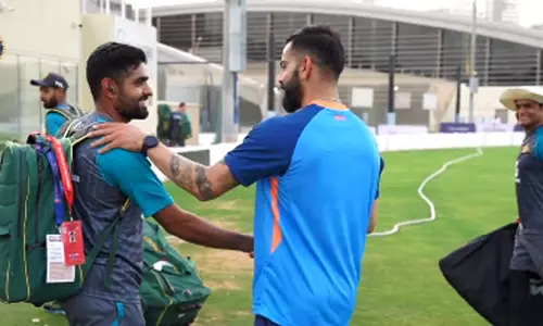 ബാബറിന് കൈ കൊടുത്ത് കോഹ്‌ലി; ദുബൈയിൽ പരിശീലനത്തിനിറങ്ങി ഇന്ത്യ