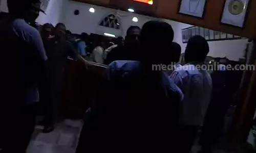 ജനാഭിമുഖ കുർബാന തുടരണം: അങ്കമാലി അതിരൂപത ആസ്ഥാനത്ത് ഉപവാസ സമരം