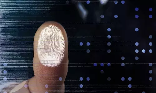 റെയിൽവേ പരീക്ഷയിൽ കൃത്രിമം; സ്വന്തം വിരലിലെ ചർമമെടുത്ത് സുഹൃത്തിന്റെ വിരലിൽ പതിപ്പിച്ച യുവാവ് അറസ്റ്റിൽ റെയിൽവേ പരീക്ഷയിൽ കൃത്രിമം; സ്വന്തം വിരലിലെ ചർമമെടുത്ത് സുഹൃത്തിന്റെ വിരലിൽ പതിപ്പിച്ച യുവാവ് അറസ്റ്റിൽ