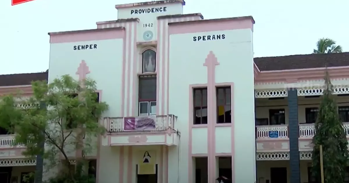 കോഴിക്കോട് പ്രൊവിഡന്സ് സ്കൂളിലെ ശിരോവസ്ത്ര വിലക്ക്; പ്രതിഷേധം ശക്തം കോഴിക്കോട് പ്രൊവിഡന്സ് സ്കൂളിലെ ശിരോവസ്ത്ര വിലക്ക്; പ്രതിഷേധം ശക്തം