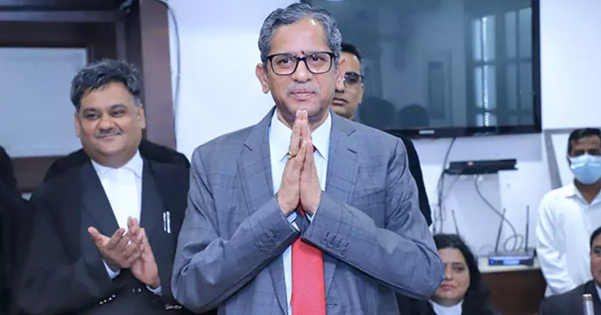 ഡല്ഹിയിലേക്ക് പോകും മുന്പ് മുന്നറിയിപ്പ് ലഭിച്ചിരുന്നു: യാത്രയയപ്പ് ചടങ്ങില് ചീഫ് ജസ്റ്റിസ് രമണ ഡല്ഹിയിലേക്ക് പോകും മുന്പ് മുന്നറിയിപ്പ് ലഭിച്ചിരുന്നു: യാത്രയയപ്പ് ചടങ്ങില് ചീഫ് ജസ്റ്റിസ് രമണ