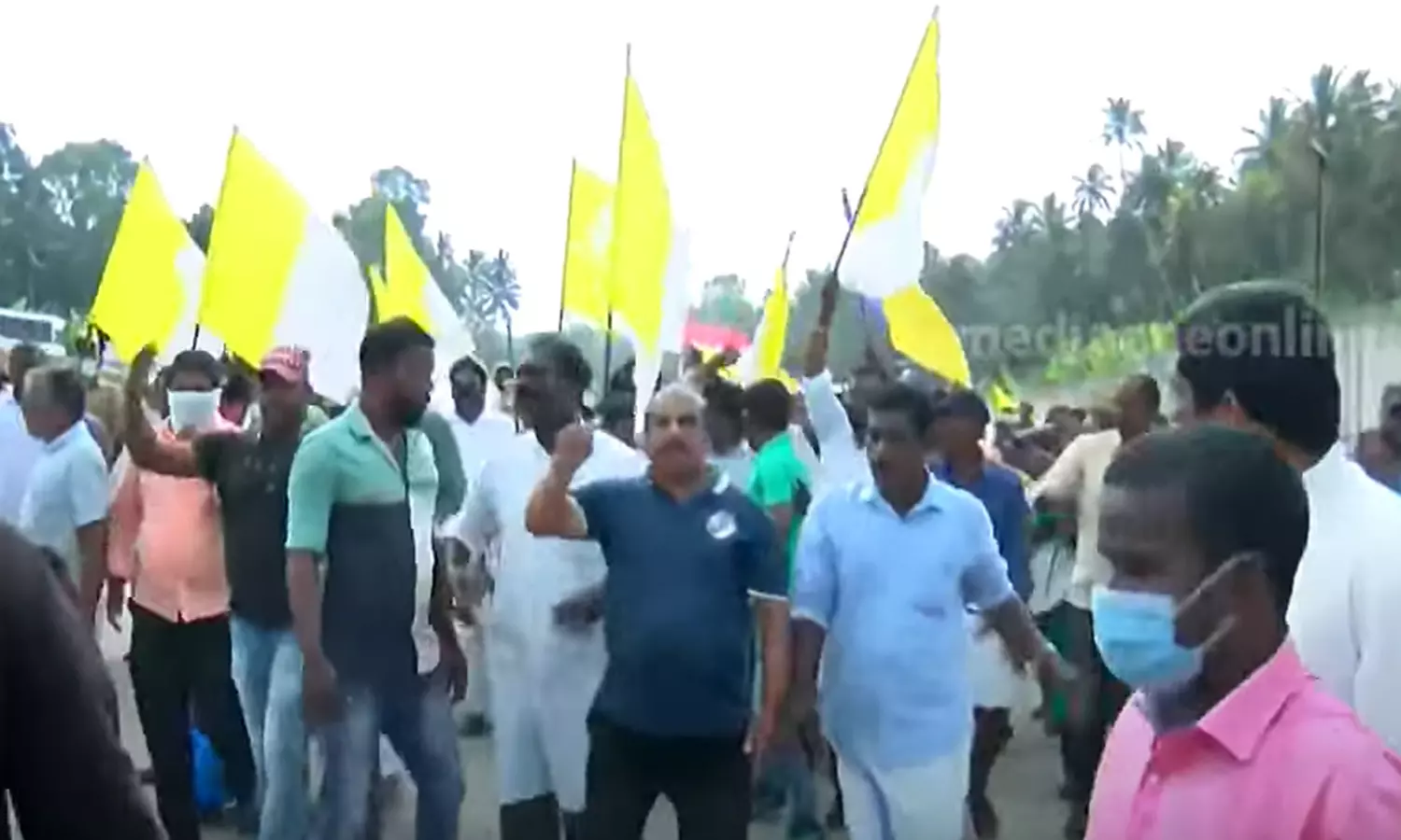 ബാരിക്കേഡുകൾ വലിച്ചു നീക്കി സമരക്കാർ: വിഴിഞ്ഞത്ത് ക്രമസമാധാനം ഉറപ്പാക്കണമെന്ന് ഹൈക്കോടതി ബാരിക്കേഡുകൾ വലിച്ചു നീക്കി സമരക്കാർ: വിഴിഞ്ഞത്ത് ക്രമസമാധാനം ഉറപ്പാക്കണമെന്ന് ഹൈക്കോടതി