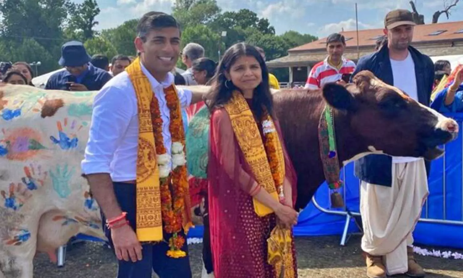 ലണ്ടനിൽ ഗോപൂജ നടത്തി ബ്രിട്ടീഷ് പ്രധാനമന്ത്രി സ്ഥാനാർത്ഥി ഋഷി സുനക് ലണ്ടനിൽ ഗോപൂജ നടത്തി ബ്രിട്ടീഷ് പ്രധാനമന്ത്രി സ്ഥാനാർത്ഥി ഋഷി സുനക്