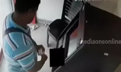 പണം വരുന്ന ഭാഗം ബ്ലോക്ക് ചെയ്യും,ഇടപാടുകാർ മടങ്ങിയ ശേഷം പണമെടുക്കും: കൊച്ചിയിൽ വ്യാപക എടിഎം തട്ടിപ്പ് പണം വരുന്ന ഭാഗം ബ്ലോക്ക് ചെയ്യും,ഇടപാടുകാർ മടങ്ങിയ ശേഷം പണമെടുക്കും: കൊച്ചിയിൽ വ്യാപക എടിഎം തട്ടിപ്പ്