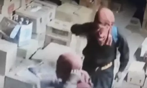 കോട്ടയത്തെ ബിവറേജസിൽ മോഷണം; ഷട്ടർ കുത്തിത്തുറന്ന് പത്ത് കുപ്പി മോഷ്ടിച്ചു