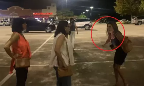 നിങ്ങള് ഇന്ത്യക്കാര് ഇവിടെ മുക്കിലും മൂലയിലുമുണ്ട്, എനിക്ക് നിങ്ങളെ വെറുപ്പാണ്; ഇന്ത്യന് വനിതകള്ക്ക് നേരെ അമേരിക്കയില് വംശീയ അധിക്ഷേപവും അക്രമവും; വീഡിയോ വൈറല്, പിന്നാലെ അറസ്റ്റ് നിങ്ങള് ഇന്ത്യക്കാര് ഇവിടെ മുക്കിലും മൂലയിലുമുണ്ട്, എനിക്ക് നിങ്ങളെ വെറുപ്പാണ്; ഇന്ത്യന് വനിതകള്ക്ക് നേരെ അമേരിക്കയില് വംശീയ അധിക്ഷേപവും അക്രമവും; വീഡിയോ വൈറല്, പിന്നാലെ അറസ്റ്റ്