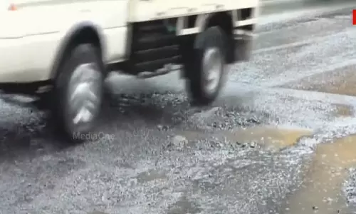 മരണക്കെണിയൊരുക്കി കുഴികൾ; കൊടുവള്ളി- താമരശ്ശേരി പാതയിൽ അപകടങ്ങൾ പതിവ് മരണക്കെണിയൊരുക്കി കുഴികൾ; കൊടുവള്ളി- താമരശ്ശേരി പാതയിൽ അപകടങ്ങൾ പതിവ്