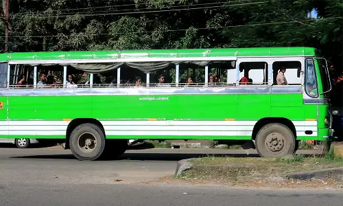 കളമശേരിയിൽ ബസിൽ നിന്ന് തെറിച്ചുവീണ് യുവതിക്ക് പരിക്ക്