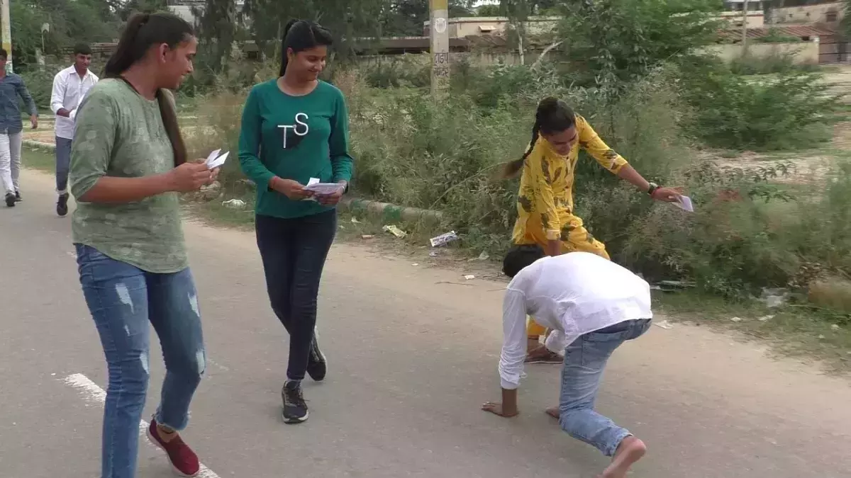 പെണ്‍കുട്ടികളുടെ കാലില്‍ വീണ് മാപ്പല്ല വോട്ട് ചോദിച്ച് വിദ്യാര്‍ഥി നേതാക്കള്‍; വീഡിയോ