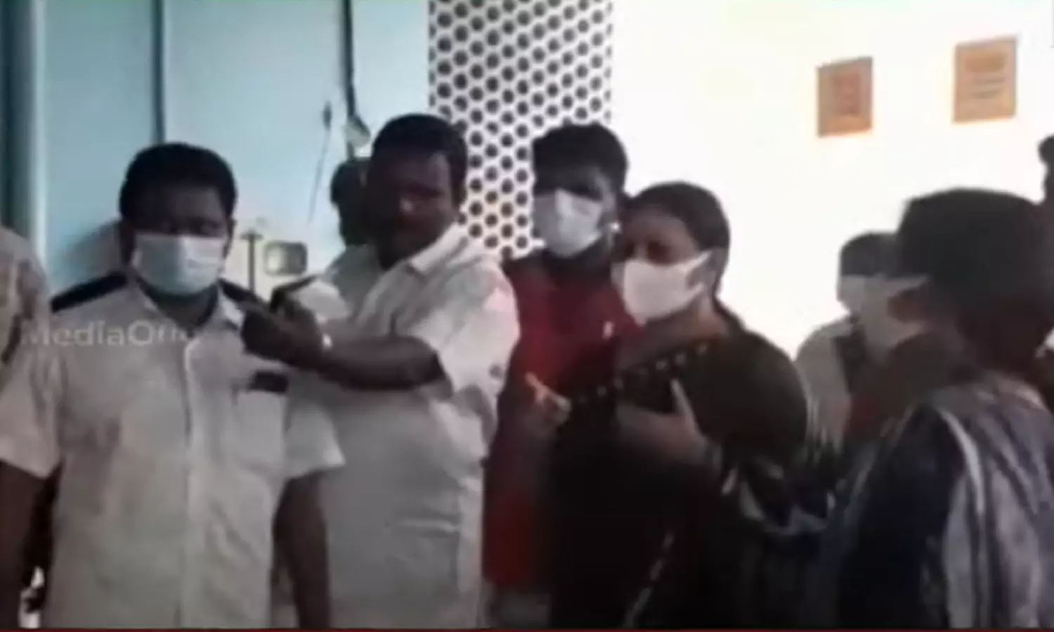 ഡയാലിസിസ് യൂണിറ്റ് പ്രവർത്തനരഹിതം, കിടത്തിചികിത്സയില്ല; വിതുര ആശുപത്രിയിൽ മന്ത്രിയുടെ മിന്നൽ സന്ദർശനം ഡയാലിസിസ് യൂണിറ്റ് പ്രവർത്തനരഹിതം, കിടത്തിചികിത്സയില്ല; വിതുര ആശുപത്രിയിൽ മന്ത്രിയുടെ മിന്നൽ സന്ദർശനം