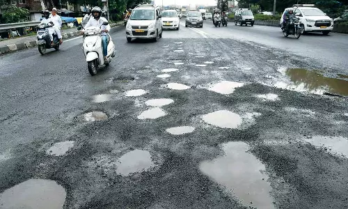 റോഡുകളിലെ കുഴികളെണ്ണാൻ പൊലീസിന് നിർദേശം: എസ്എച്ച്ഒമാരെ ചുമതലപ്പെടുത്തി