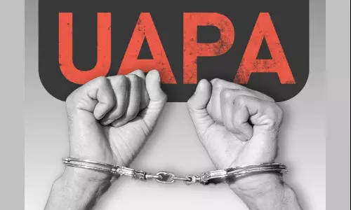 ഹിന്ദുവായ ആളെ കൊല്ലാൻ ഗൂഢാലോചന; കള്ളക്കേസെടുത്ത് യുഎപിഎ ചുമത്തി ജയിലിലടച്ച മുസ്ലിം യുവാവിന് ജാമ്യം; പൊലീസ് വാദം വിശ്വസിക്കാനാവില്ലെന്ന് ഹൈക്കോടതി ഹിന്ദുവായ ആളെ കൊല്ലാൻ ഗൂഢാലോചന; കള്ളക്കേസെടുത്ത് യുഎപിഎ ചുമത്തി ജയിലിലടച്ച മുസ്ലിം യുവാവിന് ജാമ്യം; പൊലീസ് വാദം വിശ്വസിക്കാനാവില്ലെന്ന് ഹൈക്കോടതി