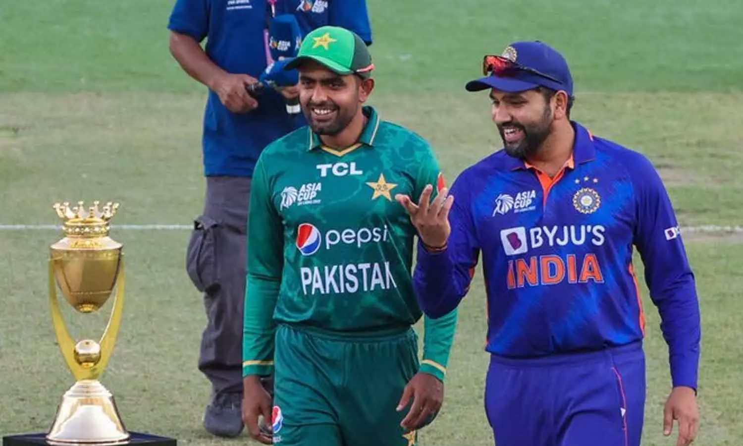 ടോസ് ഇന്ത്യക്ക്: പാകിസ്താനെ ബാറ്റിങിനയച്ചു, റിഷഭ് പന്തില്ല ടോസ് ഇന്ത്യക്ക്: പാകിസ്താനെ ബാറ്റിങിനയച്ചു, റിഷഭ് പന്തില്ല