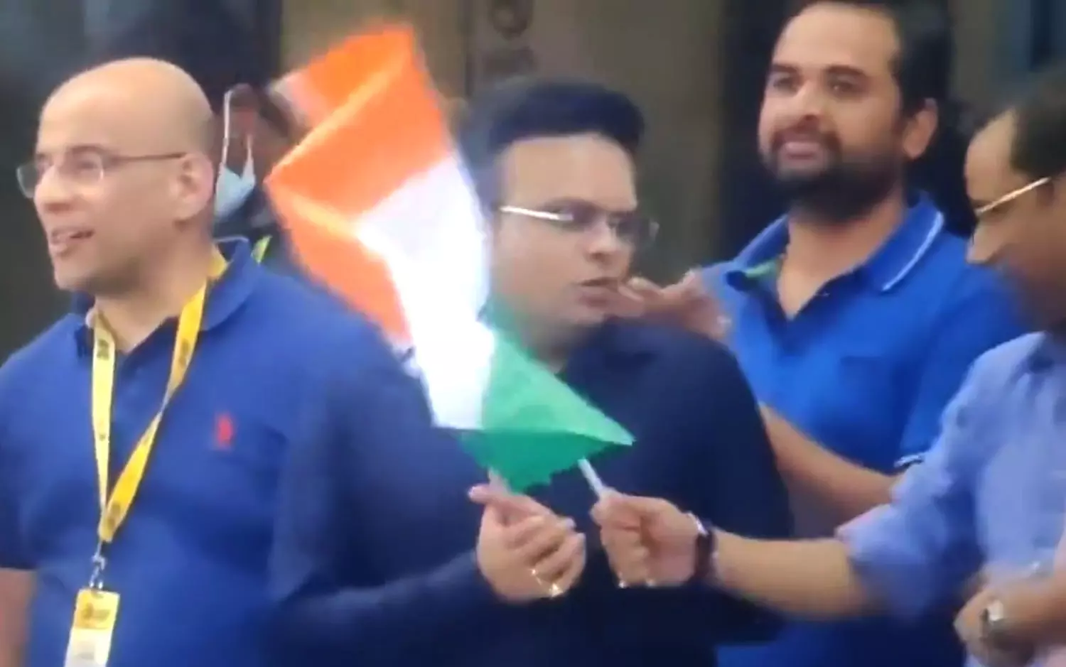 വിജയമാഘോഷിക്കാൻ നീട്ടിയ ദേശീയ പതാക നിരസിച്ച് ജയ് ഷാ; സോഷ്യൽ മീഡിയ രണ്ടു തട്ടിൽ