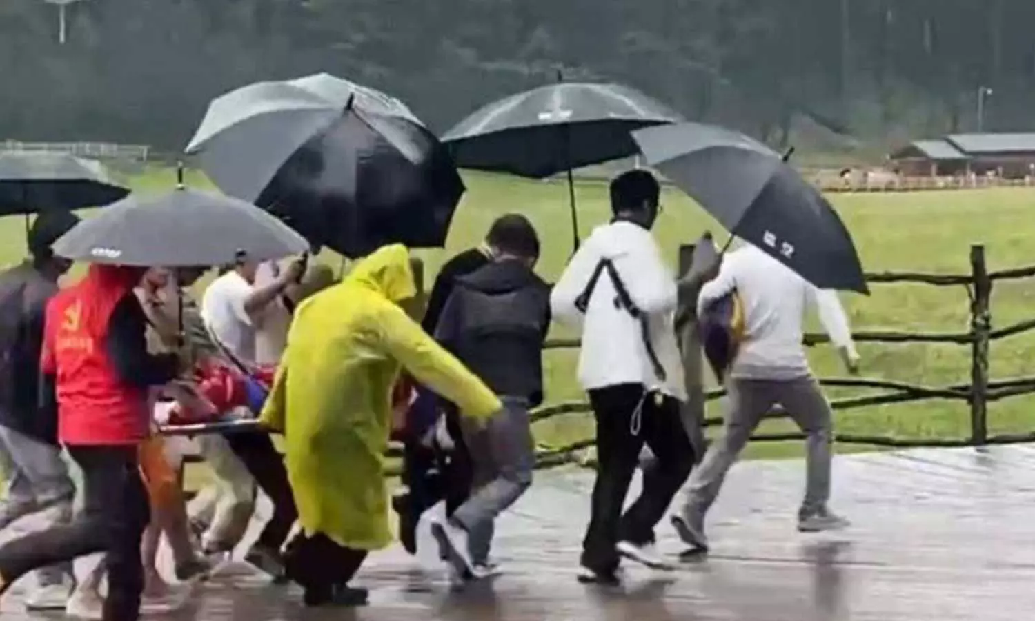 പ്രീ വെഡ്ഡിങ് ഫോട്ടോഷൂട്ടിനിടെ മിന്നലേറ്റു; പ്രതിശ്രുത വധുവിനു കണ്‍മുന്നില്‍ യുവാവിന് ദാരുണാന്ത്യം