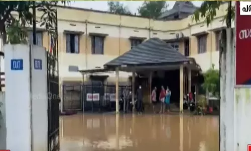 മഴ ശക്തം; പത്തനംതിട്ടയിൽ വെള്ളക്കെട്ട്; റോഡുകളിലും വ്യാപാര സ്ഥാപനങ്ങളിലും വെള്ളം