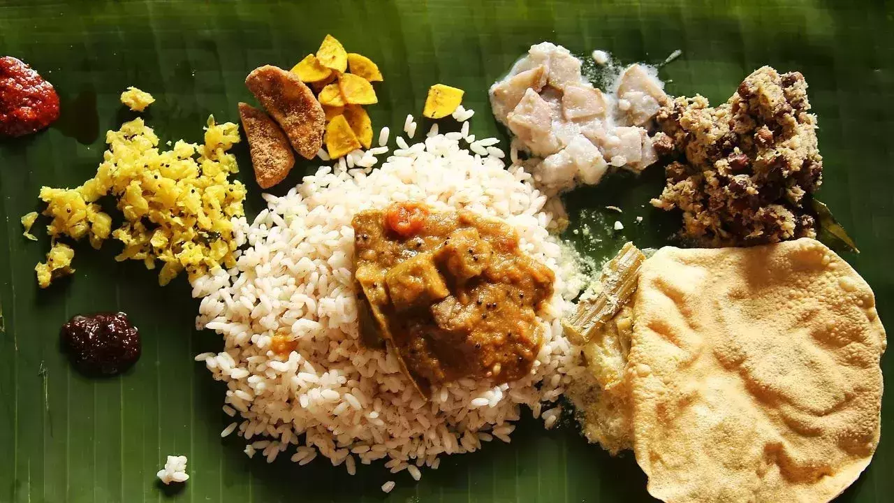 പൊതിച്ചോറിനൊപ്പം അണ്ടിപ്പരിപ്പും മുന്തിരിയും കൊടുത്തുവിടണം; രക്ഷിതാക്കളെ ഞെട്ടിച്ച് സ്കൂളിന്റെ ഓണസദ്യ മെസേജ് പൊതിച്ചോറിനൊപ്പം അണ്ടിപ്പരിപ്പും മുന്തിരിയും കൊടുത്തുവിടണം; രക്ഷിതാക്കളെ ഞെട്ടിച്ച് സ്കൂളിന്റെ ഓണസദ്യ മെസേജ്