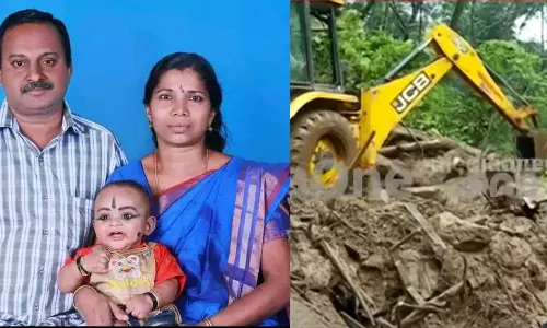 ഇടുക്കി കുടയത്തൂരില് ഉരുള്പൊട്ടല്; മൂന്നു മരണം, രണ്ട് പേർ മണ്ണിനടിയില് ഇടുക്കി കുടയത്തൂരില് ഉരുള്പൊട്ടല്; മൂന്നു മരണം, രണ്ട് പേർ മണ്ണിനടിയില്