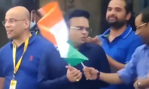 വിജയമാഘോഷിക്കാൻ നീട്ടിയ ദേശീയ പതാക നിരസിച്ച് ജയ് ഷാ; സോഷ്യൽ മീഡിയ രണ്ടു തട്ടിൽ