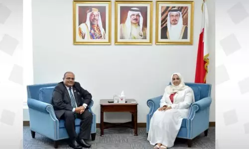 ഇന്ത്യൻ അംബാസഡർ ബഹ്‌റൈൻ   ആരോഗ്യ മന്ത്രിയുമായി കൂടിക്കാഴ്ച നടത്തി