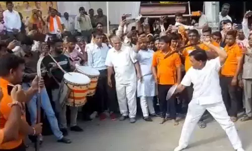 ഇടതുമാറി..വലതുതിരിഞ്ഞ്.. തെരുവിൽ വാളെടുത്ത് ബിജെപി മന്ത്രി; വീഡിയോ