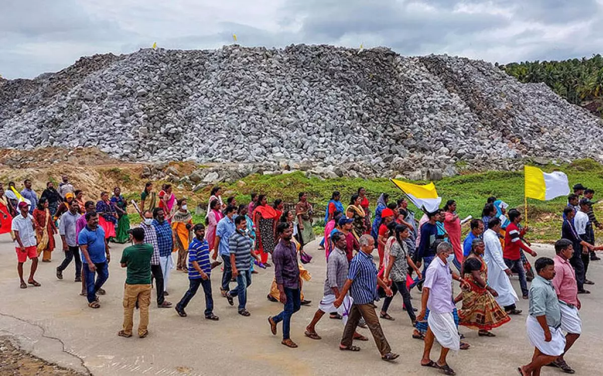 വിഴിഞ്ഞം സമരം പതിനഞ്ചാം ദിനത്തില്; മന്ത്രിതല ഉപസമിതിയുമായുള്ള ചര്ച്ച ഇന്ന് വിഴിഞ്ഞം സമരം പതിനഞ്ചാം ദിനത്തില്; മന്ത്രിതല ഉപസമിതിയുമായുള്ള ചര്ച്ച ഇന്ന്