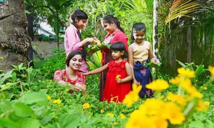 ഇന്ന് അത്തം; പൂക്കളമൊരുക്കി പൊന്നോണത്തെ വരവേല്ക്കാനൊരുങ്ങി മലയാളി ഇന്ന് അത്തം; പൂക്കളമൊരുക്കി പൊന്നോണത്തെ വരവേല്ക്കാനൊരുങ്ങി മലയാളി