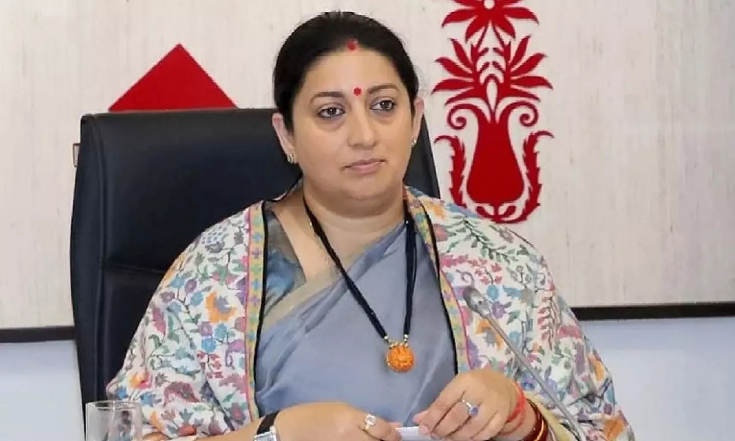 ഫോൺ വിളിച്ച സ്മൃതി ഇറാനിയെ തിരിച്ചറിഞ്ഞില്ല; യുപി ഉദ്യോഗസ്ഥനെതിരെ അന്വേഷണം