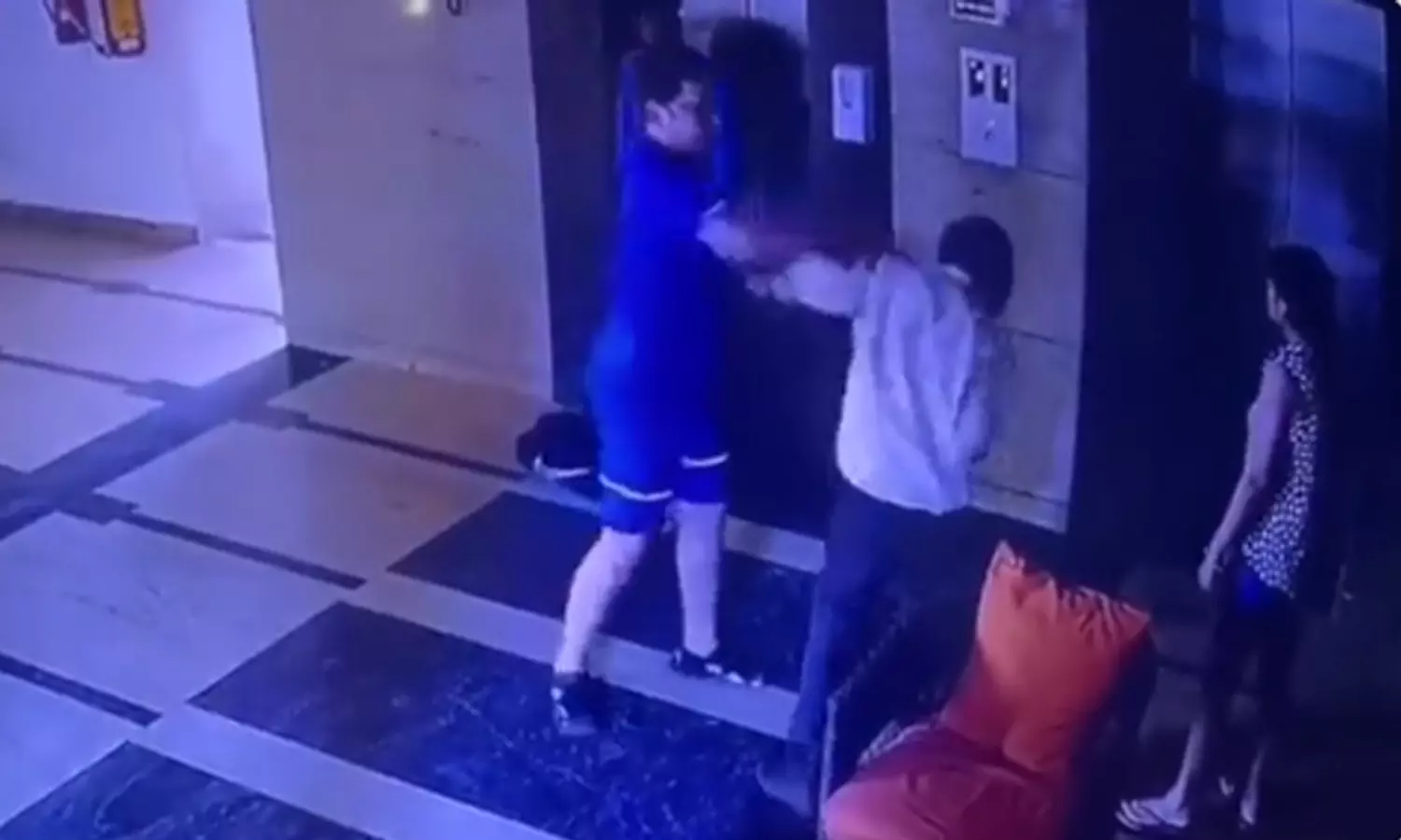 ലിഫ്റ്റിൽ കുടുങ്ങിയപ്പോൾ രക്ഷിച്ച സെക്യൂരിറ്റി ജീവനക്കാരന് യുവാവിന്റെ മർദനം; കേസ്