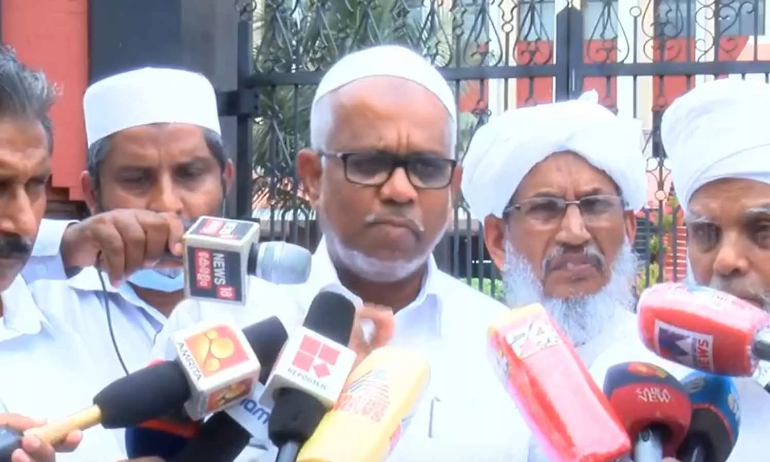 ജെൻഡർ ന്യൂട്രാലിറ്റി: ആശങ്ക വേണ്ടെന്ന് മുഖ്യമന്ത്രി അറിയിച്ചതായി സമസ്ത നേതാക്കൾ ജെൻഡർ ന്യൂട്രാലിറ്റി: ആശങ്ക വേണ്ടെന്ന് മുഖ്യമന്ത്രി അറിയിച്ചതായി സമസ്ത നേതാക്കൾ