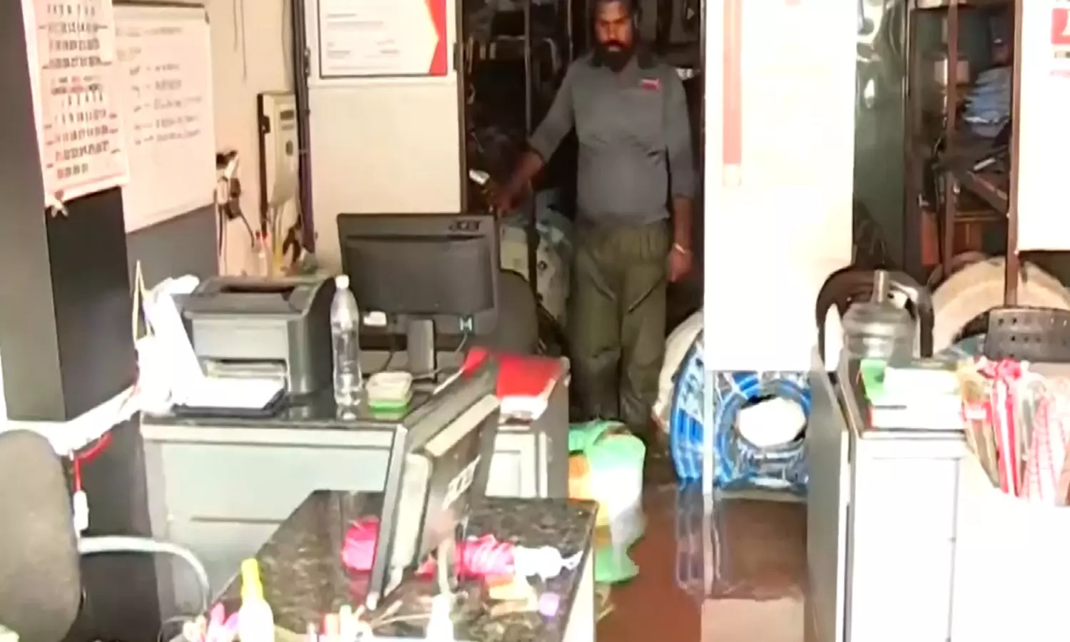 കനത്ത മഴയിൽ മുങ്ങി കൊച്ചി; വ്യാപാരികൾക്ക് ലക്ഷങ്ങളുടെ നഷ്ടം കനത്ത മഴയിൽ മുങ്ങി കൊച്ചി; വ്യാപാരികൾക്ക് ലക്ഷങ്ങളുടെ നഷ്ടം