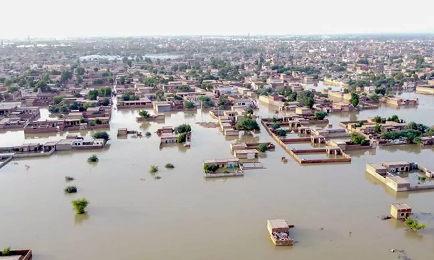 പാകിസ്താനിൽ പ്രളയത്തിൽപ്പെട്ടവരെ കയറ്റിയ ബോട്ട് മറിഞ്ഞ് 13 പേർ മരിച്ചു പാകിസ്താനിൽ പ്രളയത്തിൽപ്പെട്ടവരെ കയറ്റിയ ബോട്ട് മറിഞ്ഞ് 13 പേർ മരിച്ചു
