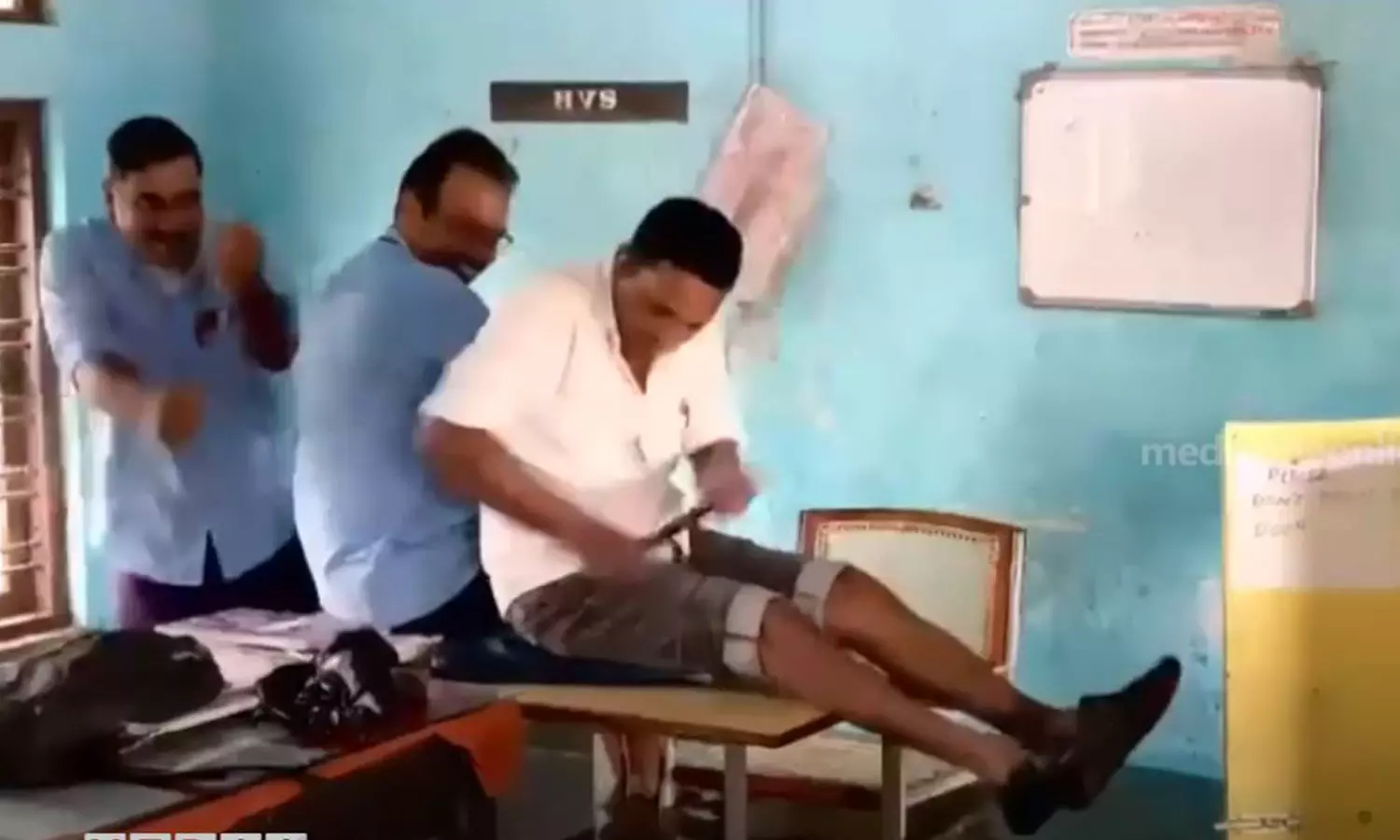 വെള്ളം കയറിയ കെ.എസ്.ആർ.ടി.സി എറണാകുളം ഡിപ്പോയിൽ വഞ്ചിപ്പാട്ട് പാടി ജീവനക്കാർ; വൈറലായി വീഡിയോ വെള്ളം കയറിയ കെ.എസ്.ആർ.ടി.സി എറണാകുളം ഡിപ്പോയിൽ വഞ്ചിപ്പാട്ട് പാടി ജീവനക്കാർ; വൈറലായി വീഡിയോ