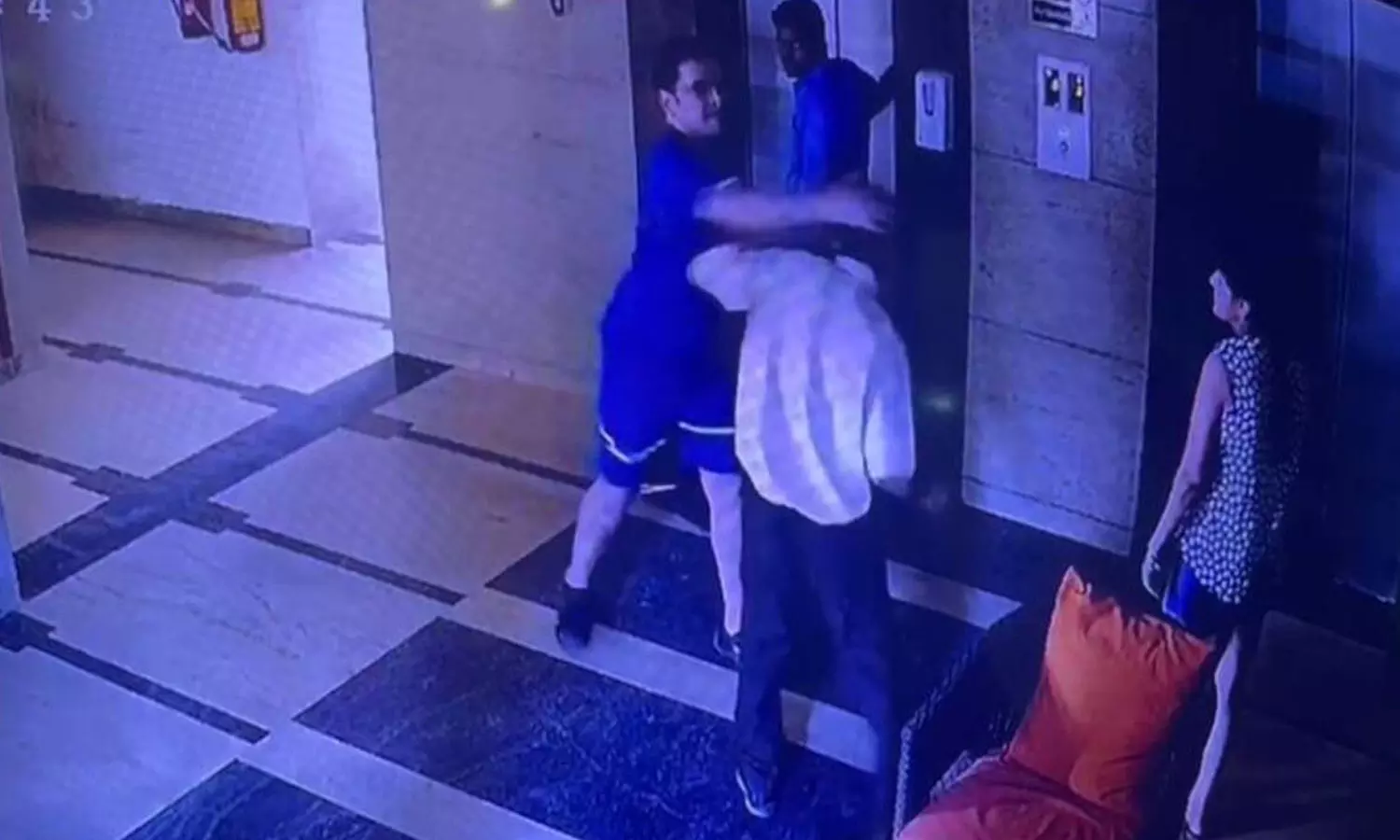 ലിഫ്റ്റിൽ കുടുങ്ങി, രക്ഷിക്കാനെത്തിയ സെക്യൂരിറ്റി ഗാർഡിനെ പൊതിരെ തല്ലി യുവാവ്: കേസ് ലിഫ്റ്റിൽ കുടുങ്ങി, രക്ഷിക്കാനെത്തിയ സെക്യൂരിറ്റി ഗാർഡിനെ പൊതിരെ തല്ലി യുവാവ്: കേസ്