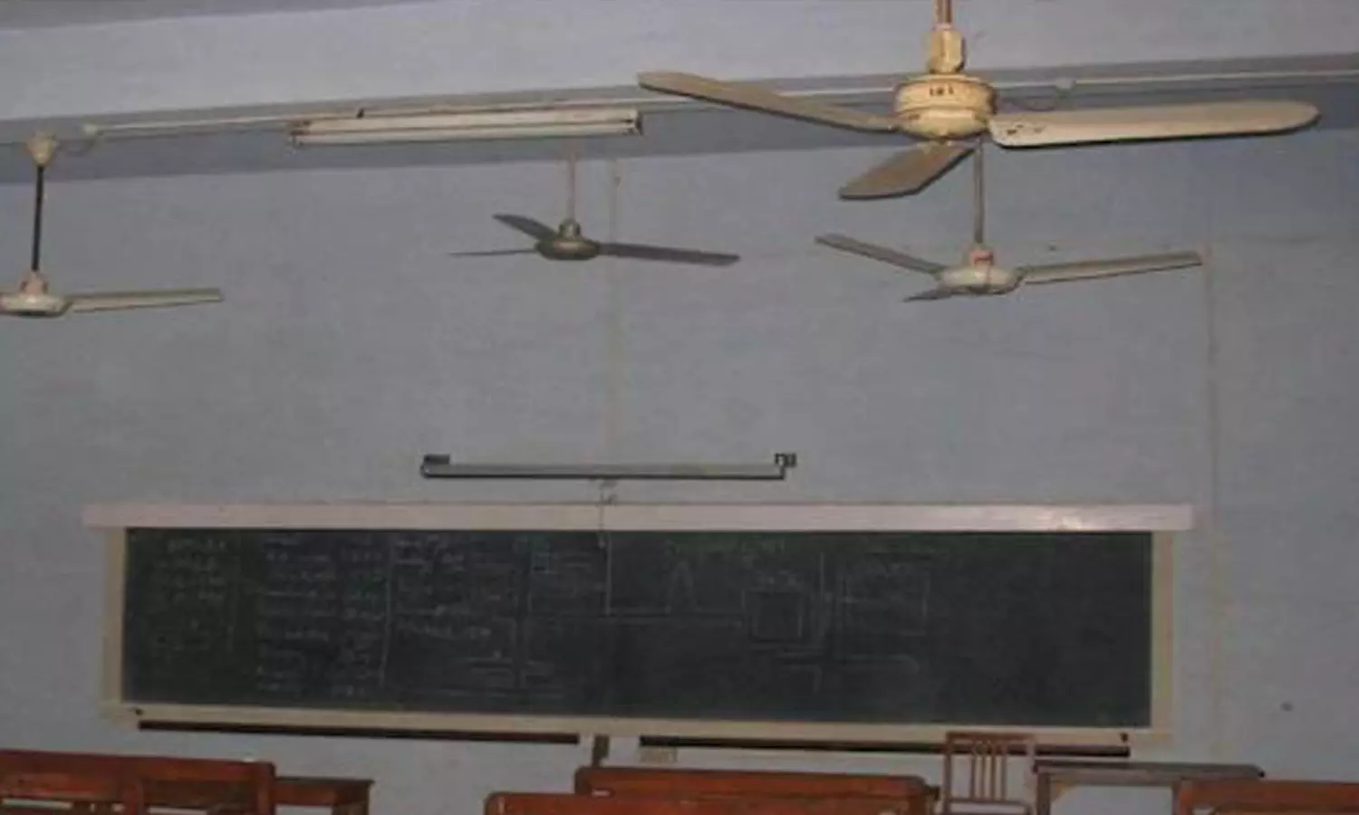 ക്ലാസ് എടുക്കുന്നതിനിടെ ഫാൻ പൊട്ടിവീണു; വിദ്യാർഥിനിക്ക് പരിക്ക് ക്ലാസ് എടുക്കുന്നതിനിടെ ഫാൻ പൊട്ടിവീണു; വിദ്യാർഥിനിക്ക് പരിക്ക്